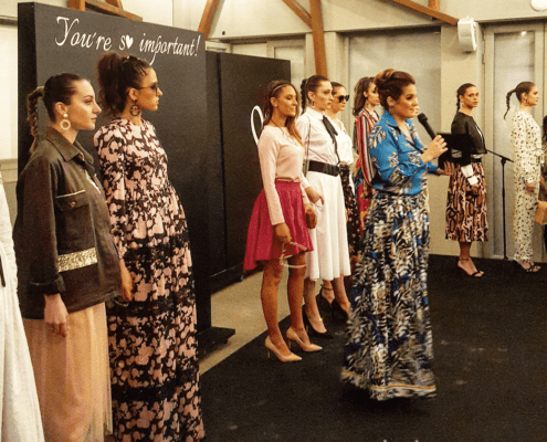 Mujeres con vestidos largos en un pase de modelos