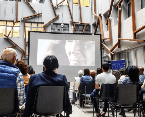 Personas viendo una película en la sala YARD