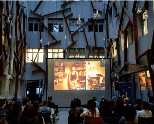 Personas viendo una película en la sala YARD