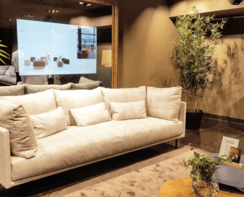 Un salón con su sofá, mesas y alfombras en YIMBY SOTA