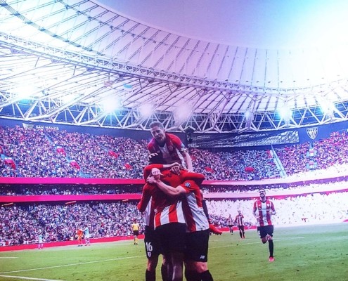 Foto de los jugadores del Athletic celebrando un gol en el BAR MÁS GRANDE