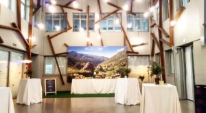 Mesas altas con mantel en la sala YARD para evento CASONAS ASTURIANAS